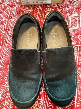 Clarks Womens  Suede Slip-On Loafers in Black. Great Condition. Only Worn Inside